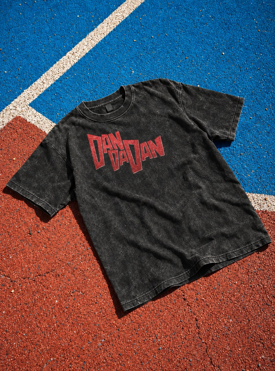 Red Title Logo – T-Shirt – flat-lay | Dandadan
