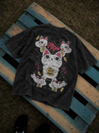 Lucky Cat Granny – T-Shirt – flat-lay | Dandadan