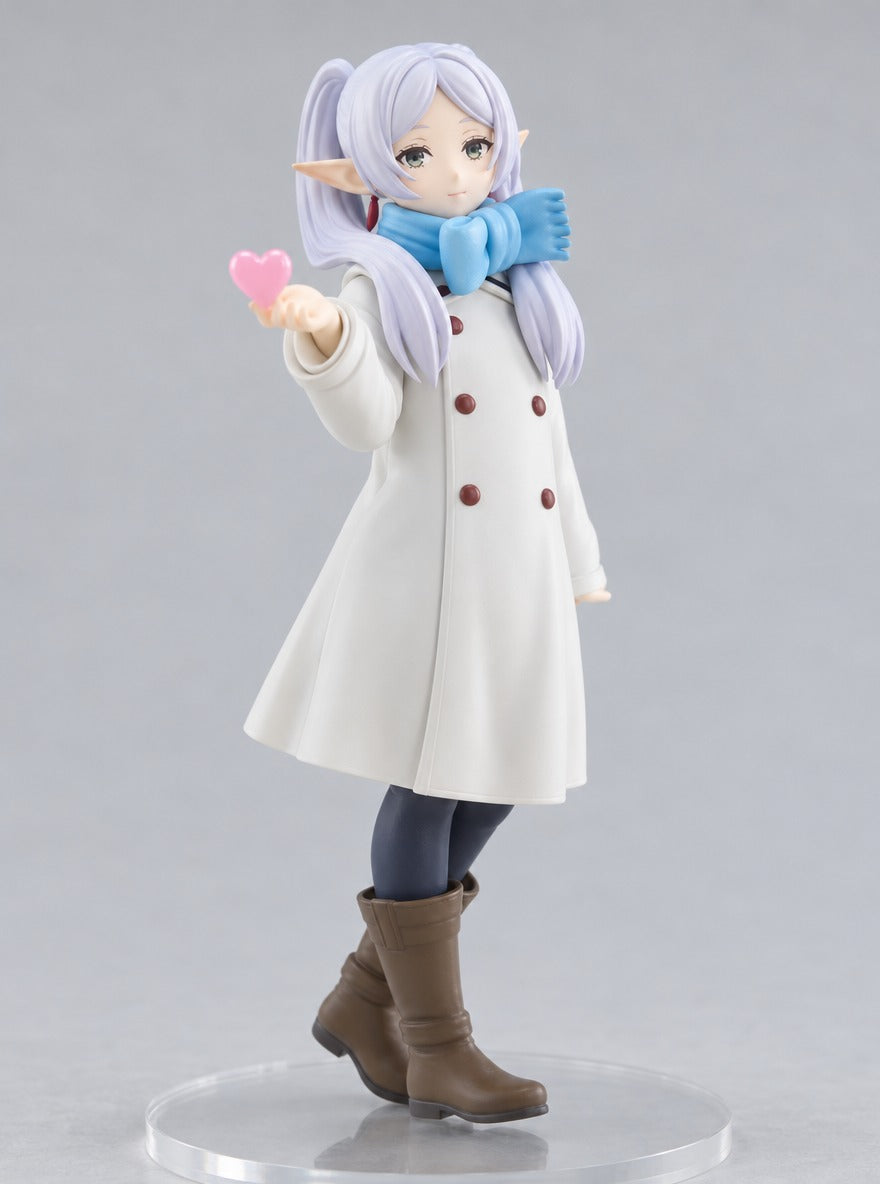 Frieren Winter Coat Figure – close-up | Frieren
